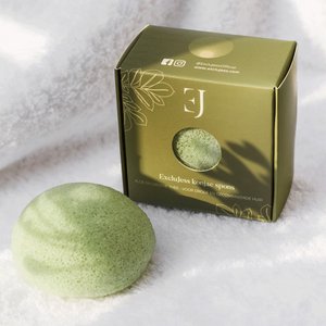 Aloe and green tea konjac sponge