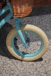 Balancecykel i pastelblå farve med flettet kurv Isabelle Rose