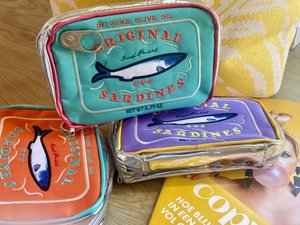 Toilet bag sardines in Turquoise can