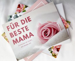 A pink gift card with the text "Fur die beste Mama" (For the best mom) and a pink rose on a light background.