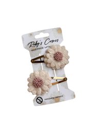  Floral hair clip with a pink and white daisy-like flower design. Made of metal and plastic materials. Suitable for casual or formal hairstyles.