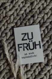 Cartolina affrancata "Zu frueh ist auch unpuenktlich"