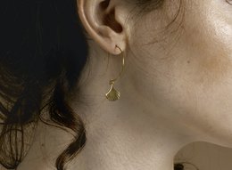 Boucles d'oreilles créoles ouvertes en acier inoxydable de haute qualité avec pendentif ginkgo