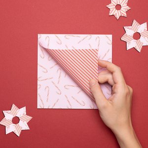 Origami paper "candy canes" for Christmas decoration crafts - 25 sheets of double-sided folded paper with a pink-red candy cane pattern made of 15x15cm recycled paper