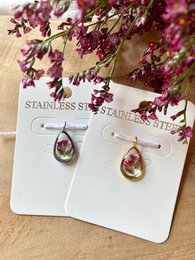 Elegant stainless steel pendant in gold or silver with a pink teardrop-shaped stone, perfect for adding a touch of style to any outfit.