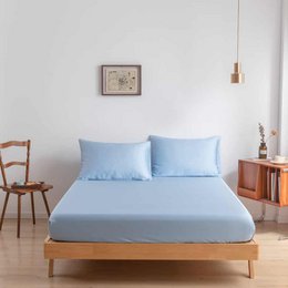  A fitted sheet in a solid white color, measuring 200x220/210/200 cm, suitable for a split-top mattress.