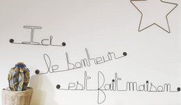 Wanddekoration aus Metall mit Zitat „Hier ist das Glück selbstgemacht“ – zum Anstecken – Wandschmuck