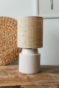 White table lamp with rattan shade - Chic pyritewhite