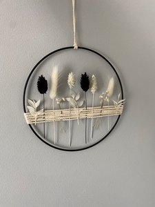 Metalen ring met zwart -witte droge bloemen