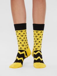 Yellow and black patterned socks with bee and zigzag designs. Made of bio-cotton material.