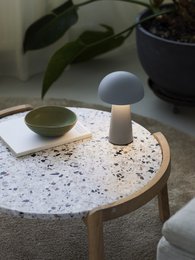 BORDLAMPE MOVE ME LYSEGRÅ