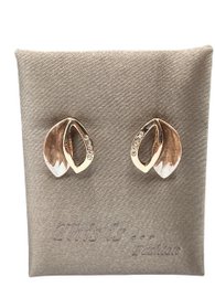  Elegant gold-toned hoop earrings with a unique leaf-like design. Crafted with a sleek, modern aesthetic, these earrings are perfect for adding a touch of sophistication to any outfit.