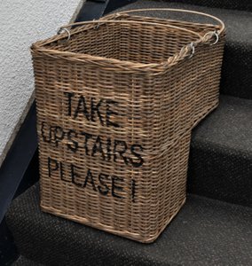 Treppenkorb mit Griffen „Gehen Sie bitte nach oben!“