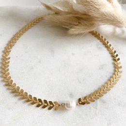 Gold and mother-of-pearl choker with feather accents. Elegant and stylish accessory for any occasion.