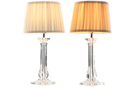  Acrylic metal table lamp with 25x25x50 cm dimensions and 2 assorted shades. Suitable for use as a desk lamp.
