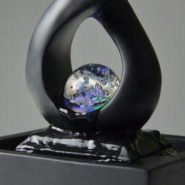 Indendørs springvand - Amor Sort - Moderne med farverigt LED-lys - Aftagelig Lovers Skulptur - Moderne interiørdekoration - Roterende bold