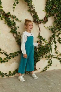 Mädchen-Latzhose mit geknöpfter Trägertasche