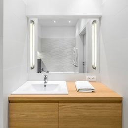 Wall light fixture with chrome, brass, and nickel finishes in various sizes and color temperatures. Suitable for modern bathroom vanity lighting.