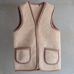 Cozy, beige sherpa vest with two front pockets and a zipper closure. Available in sizes S-XXXXL.