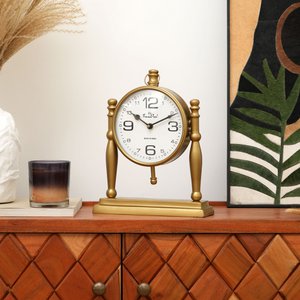 Antieke bureauklok met pilaarframe en klassieke vintage afwerking