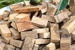 Rookhout voor het roken van olijven, hier 1 kg brokken of houten blokken