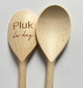 gegraveerde houten pollepel -Pluk de dag