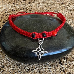 Rotes Schutzarmband mit Semillas de Huaruro - Handgeflochten aus Peru | Energiearmband