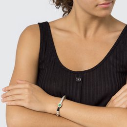 Armband aus plattiertem silbernem Leder und smaragdgrünem Harz
