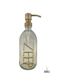  A transparent glass soap dispenser with a gold metal pump, designed for 500ml of liquid soap. The dispenser features a simple, minimalist design and is suitable for use in bathrooms or kitchens.
