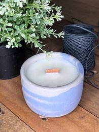 Concrete candle, round shape, white color, scented, 200g.