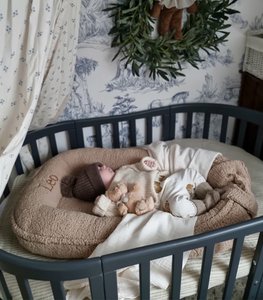 Teddy – beiges personalisiertes Babynest, Fellkokon mit Namen/Aufschrift