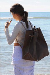 Stylish brown leather weekend bag with adjustable straps and roomy interior, perfect for casual beach getaways.