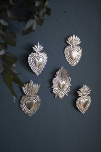 Heilige Mexicaanse zilveren harten - ex-votos milagros