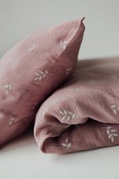 Blush leaves duvet cover and pillowcase set, made of soft, breathable material in a floral pattern.