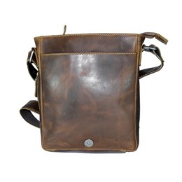 Arrigo skuldertaske eller crossbody taske lavet af brunt vokset læder med en stor flap med magnetisk lukning