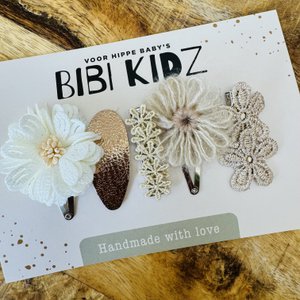 Set mit 14 Blumen-Haarspangen