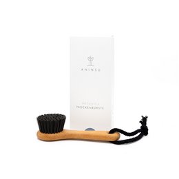 Dry brush with bio-based bristles, made in Germany, FSC-certified beech wood handle, sustainable cotton cord, for facial massage and dry brushing.