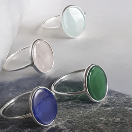 Silver ring with various gemstone options including quartz rutile noire, onyx noire, onyx verte, agate blanche, labradorite, calcédoine aqua, quartz rose, and lapis lazuli. Available in sizes 50, 52, 54, and 56.