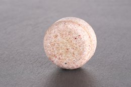 FRUTTA A GUSCIO - Shampoo solido per capelli con polvere di tonka, olio di semi di prugna ed estratto di semi d'uva e lampone