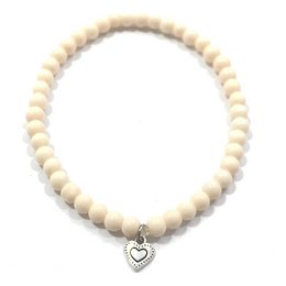 Bracelet Cinta - A delicate beaded bracelet available in a variety of pastel colors including white, mint, pink, peach, and blue. Features a small heart charm.