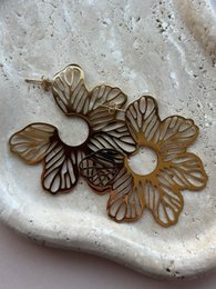  Gold butterfly wing filigree stud earrings, delicate floral design, lightweight statement jewelry