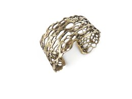 Breites Manschettenarmband aus patinierter Bronze – organisch durchbrochen
