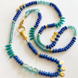 BUENAVENTURA alsidig halskæde/armbånd med blå og aqua perler