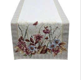  This Christmas-themed table runner features a festive wreath design and nutcracker soldier figures. The runner is made of a woven fabric with a Gobelin-style pattern. The dimensions of the available variants are 40x100cm, 45x140cm, and 45x180cm.