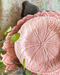  Pale pink cabbage-shaped dessert plate, round ceramic dishware with leaf texture detail, 20.5cm diameter