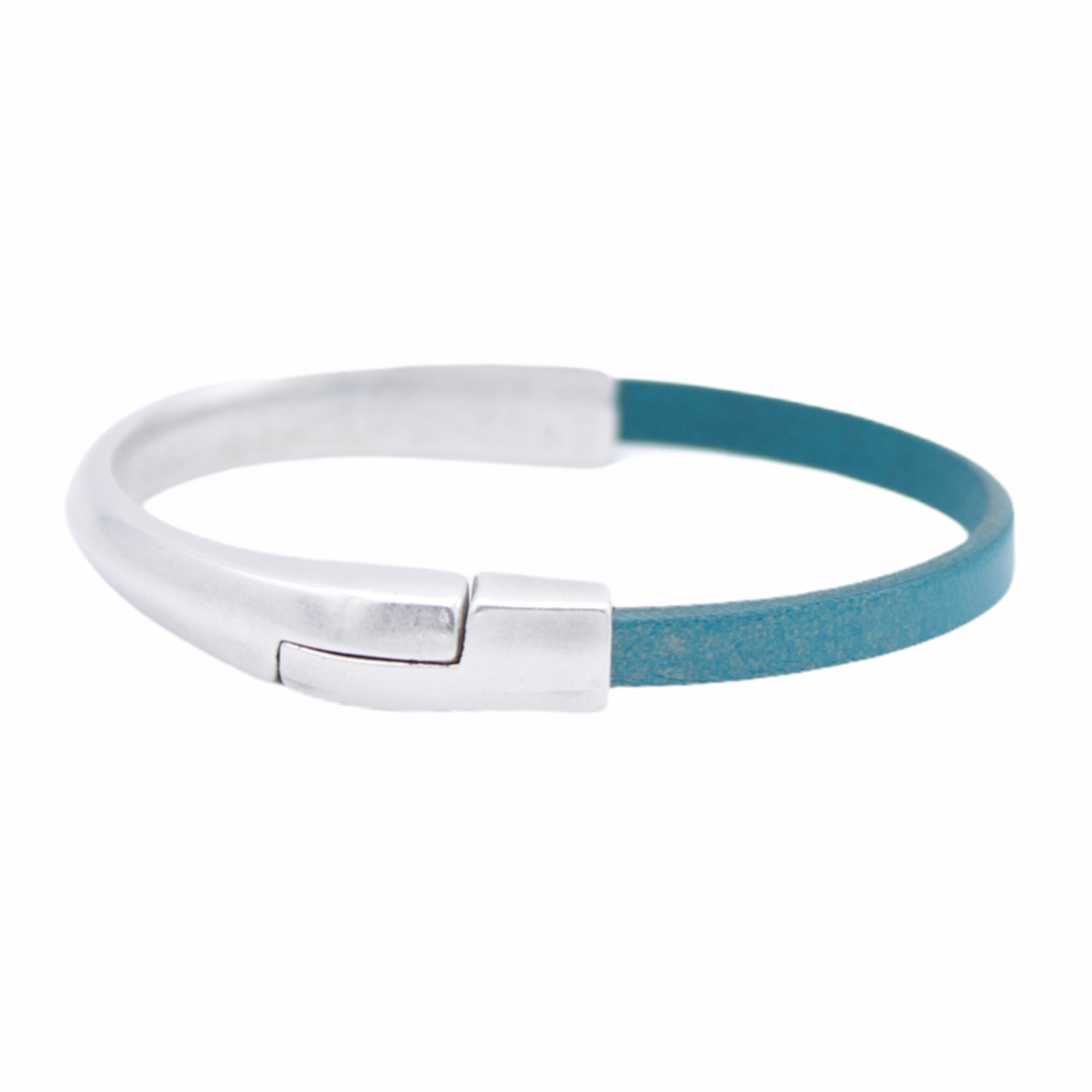 AMACAYACÚ (silver) leather bracelet with magnetic closure
