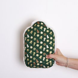Green hot water bottle with white floral pattern, 0.8L capacity, suitable for kids.