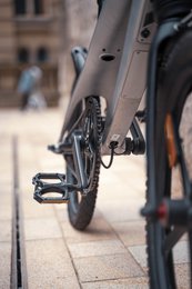 Cruzaa pedalstøttende Bluetooth elektrisk cykelpistol metalgrå