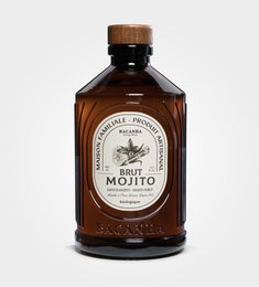 Organic mojito syrup in a brown glass bottle with a wooden cap. The syrup is made with natural ingredients and can be used to make refreshing mojito cocktails.