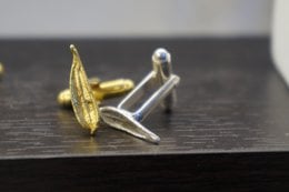 Gold and silver cufflinks, suitable as a wedding gift for men. Includes details on materials like brass, silver 925, and gold plating.